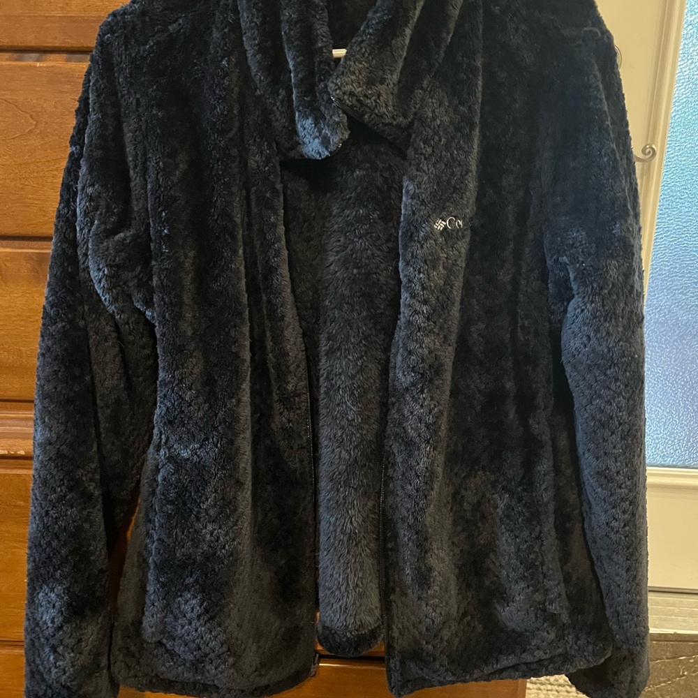Like new Women’s Columbia fleece jacket size XL in black.